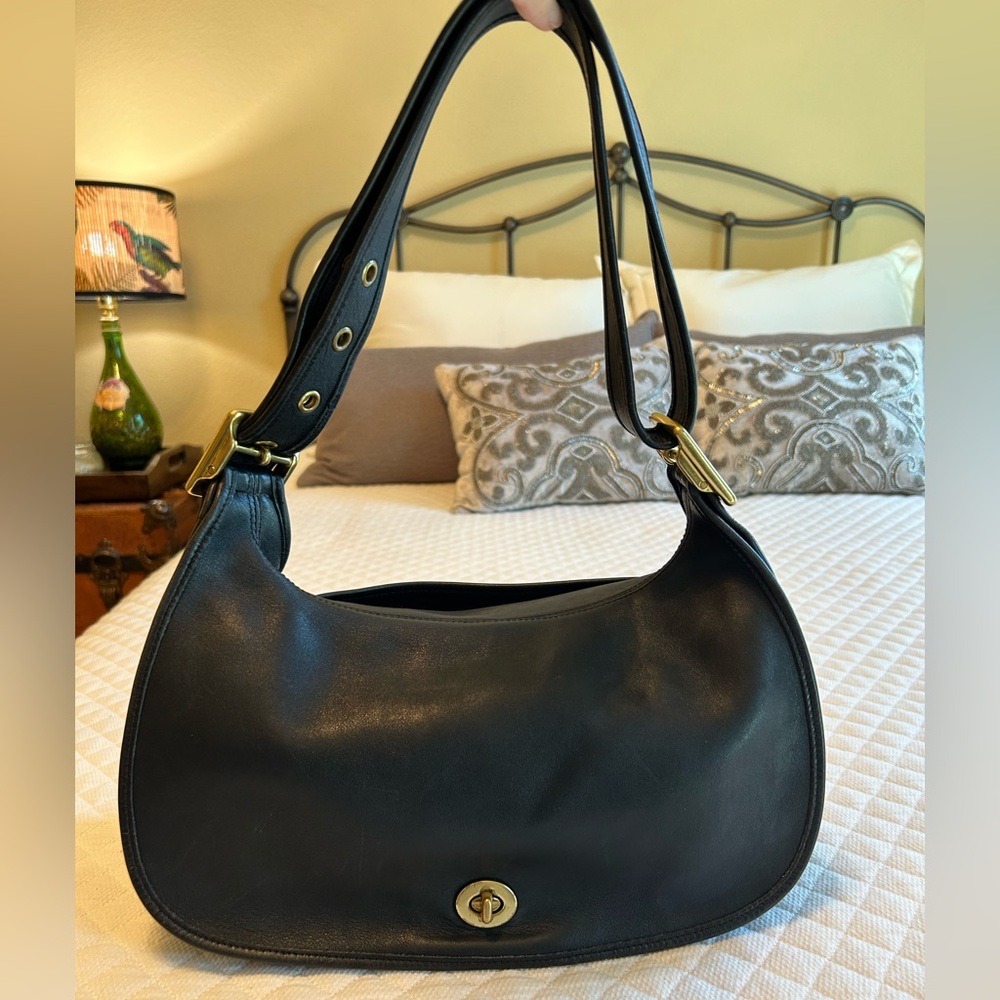 Vintage Coach Legacy Crescent in Black No J2P-9338